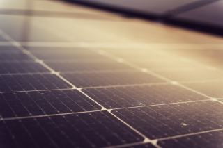 Panneaux photovoltaïques sur un toit avant le contrôle de conformité électrique