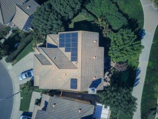 Installateur posant des panneaux solaires sur un toit