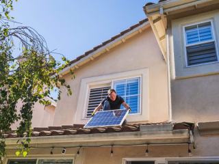 Panneau solaire sur le toit d'un fourgon aménagé