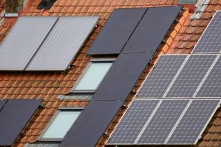 Panneaux photovoltaïques français ou asiatiques, que montrent les performances réelles ?