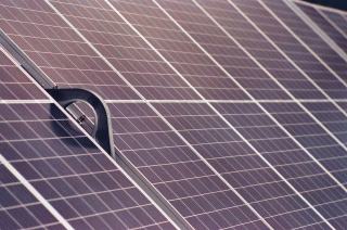 Toiture équipée de panneaux photovoltaïques en autoconsommation
