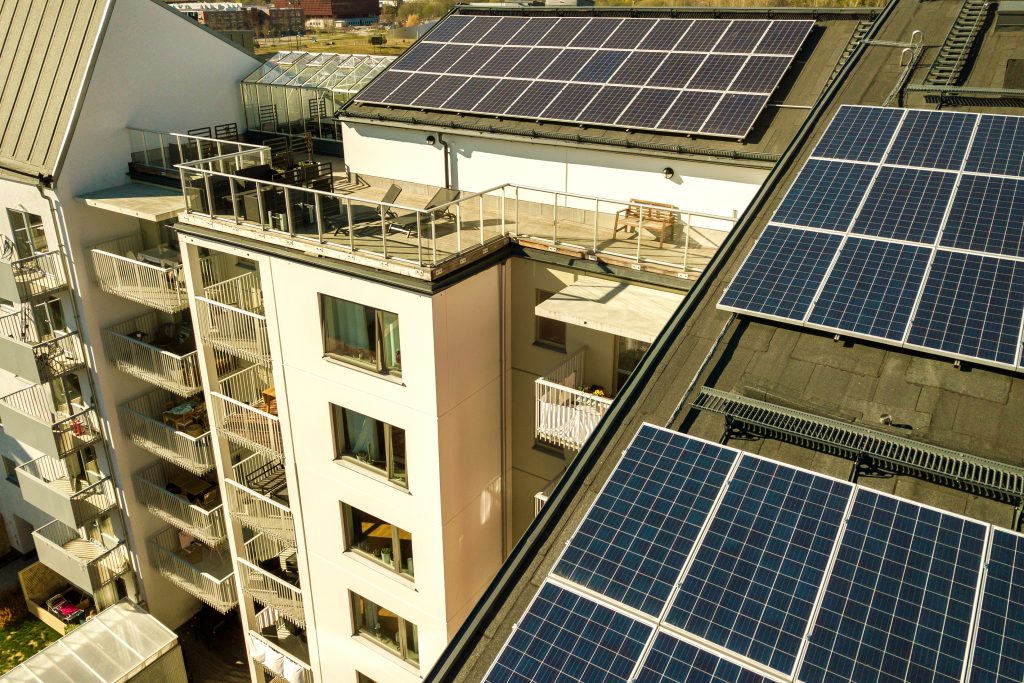 Installer des panneaux solaires sur son balcon en 2026 : le guide pratique