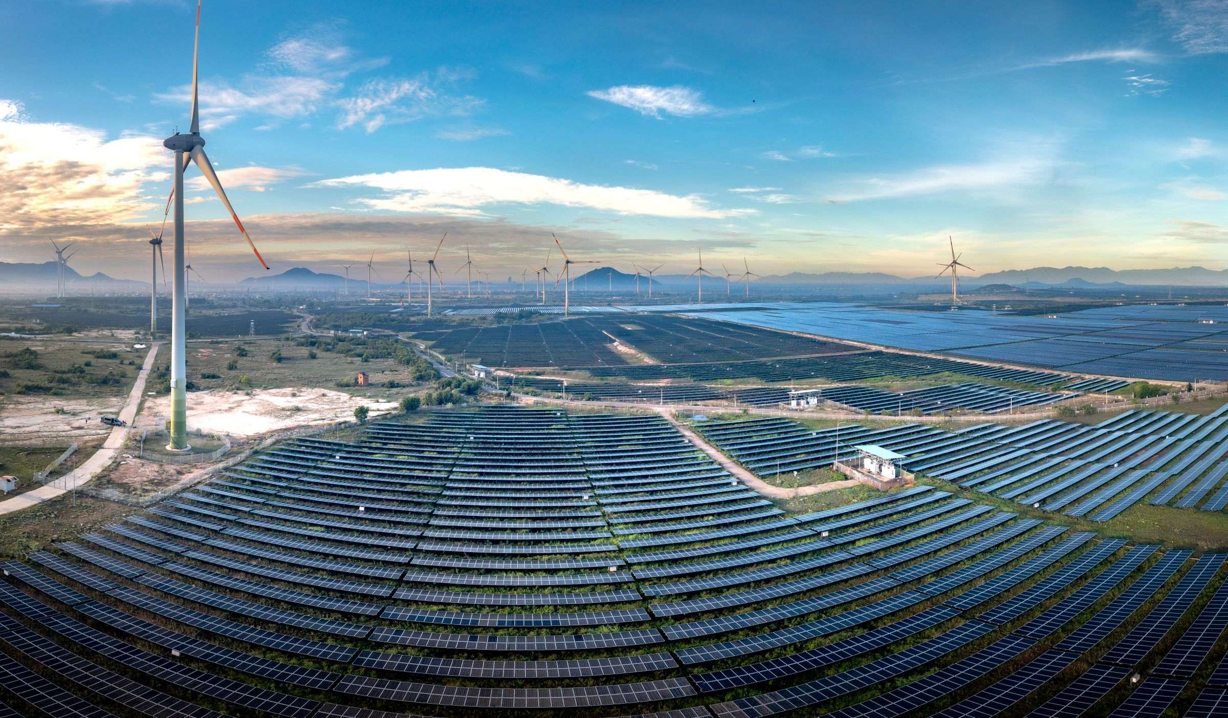 Centrale solaire et éolienne sous un ciel bleu