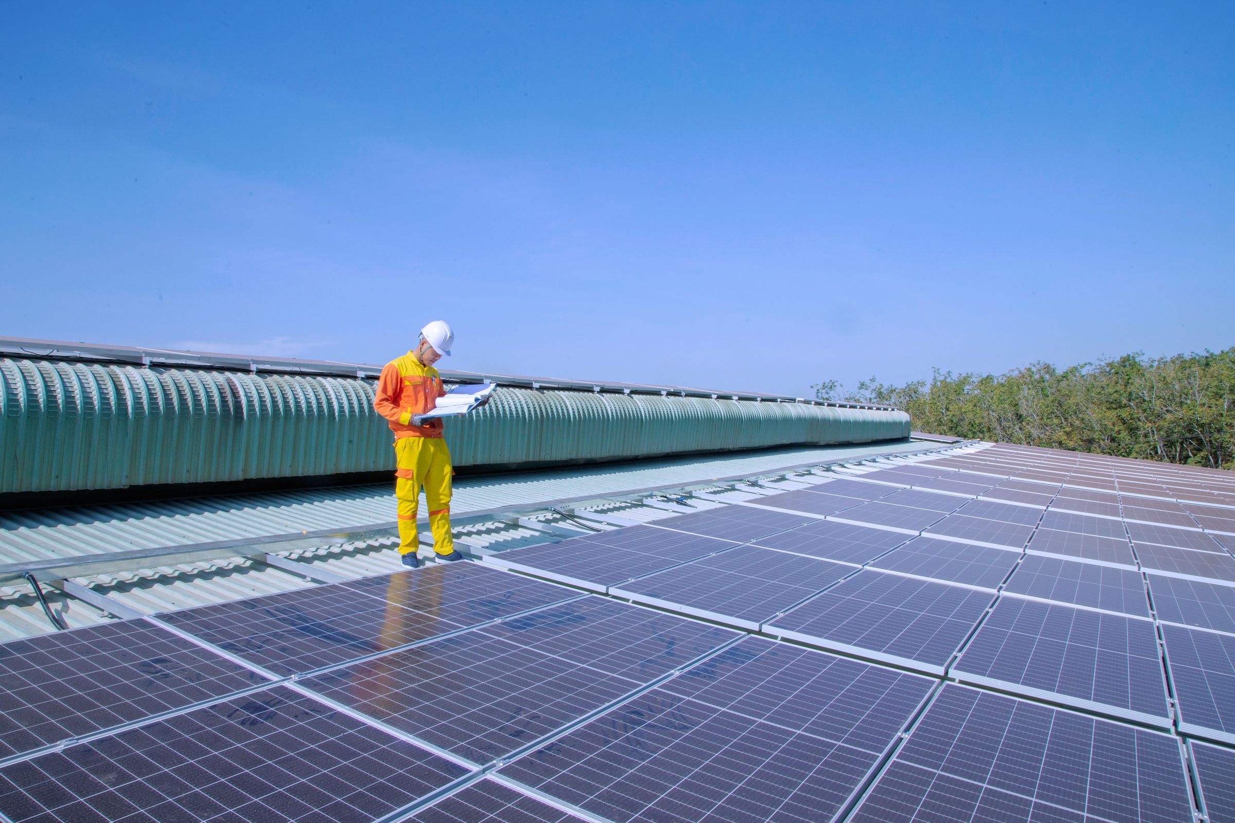 Attestation Consuel d'une installation solaire : formulaires, visite et délais Panneaux photovoltaïques sur un toit avant le contrôle de conformité électrique