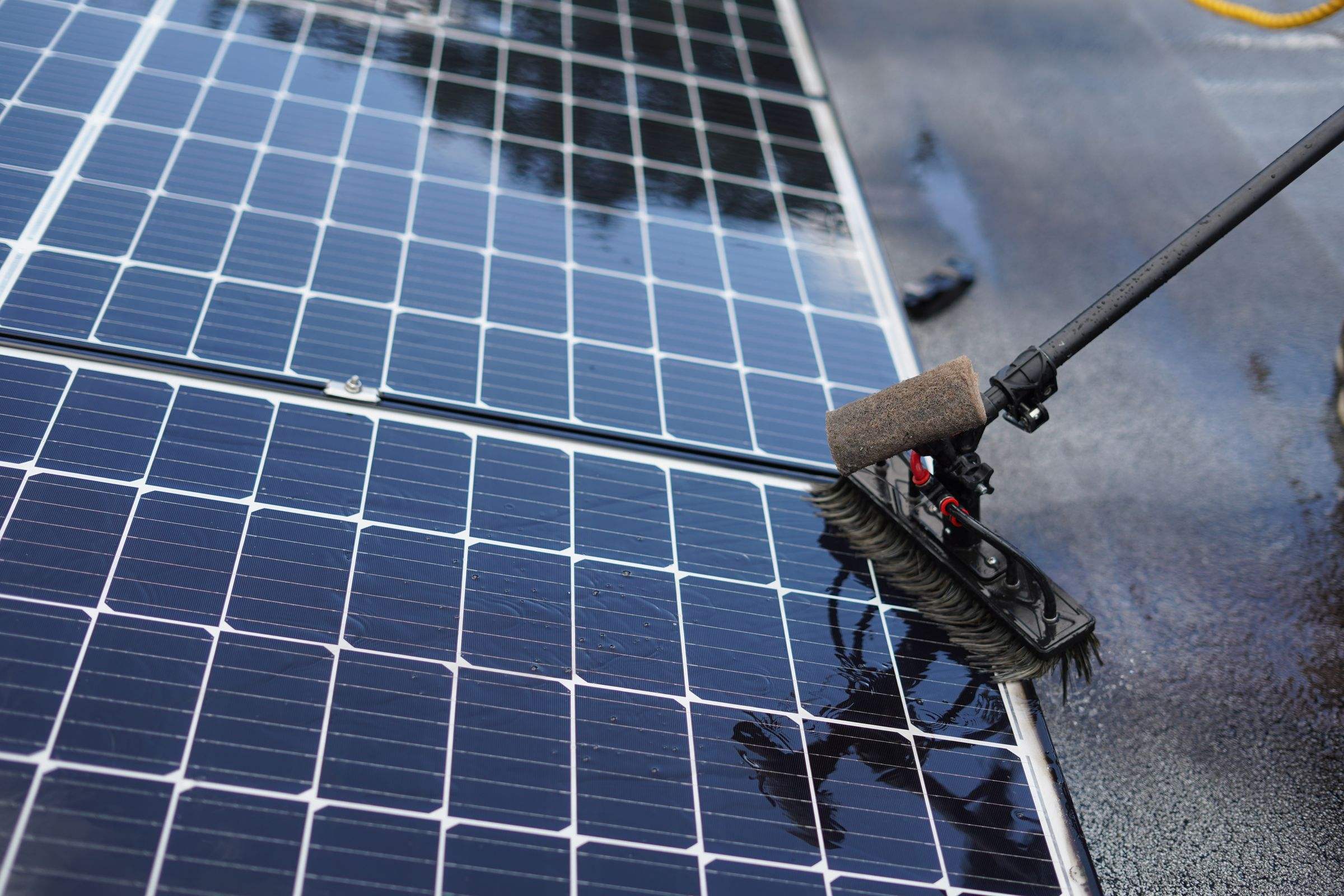 Nettoyage de panneaux solaires avec une brosse à manche télescopique