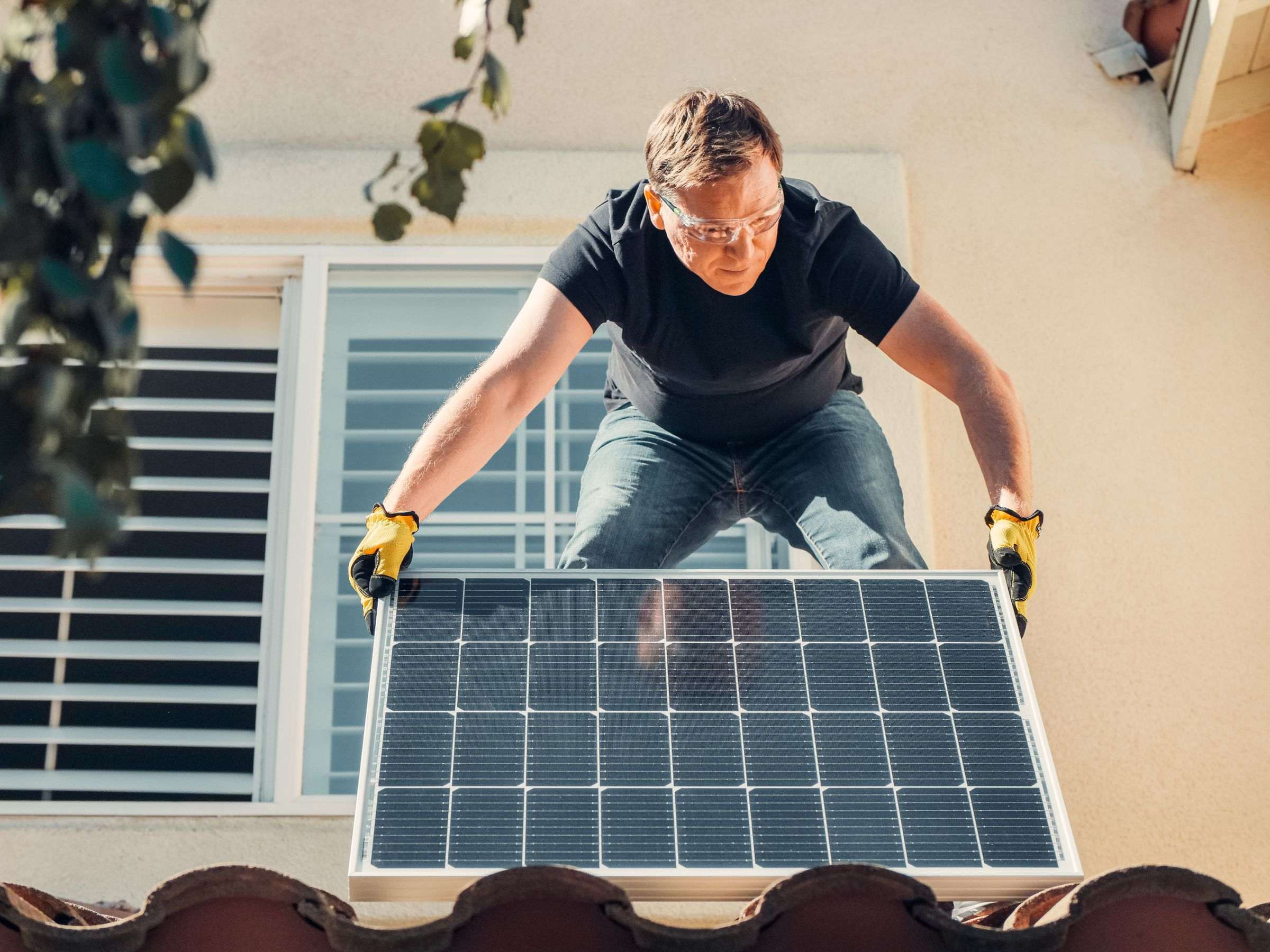 Installateur posant des panneaux solaires sur un toit
