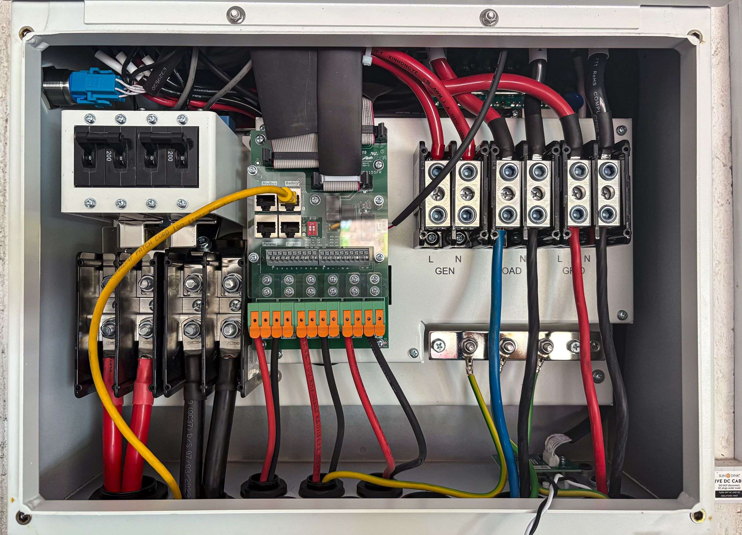 Tableau électrique avec disjoncteurs et interrupteurs différentiels dans une gaine technique