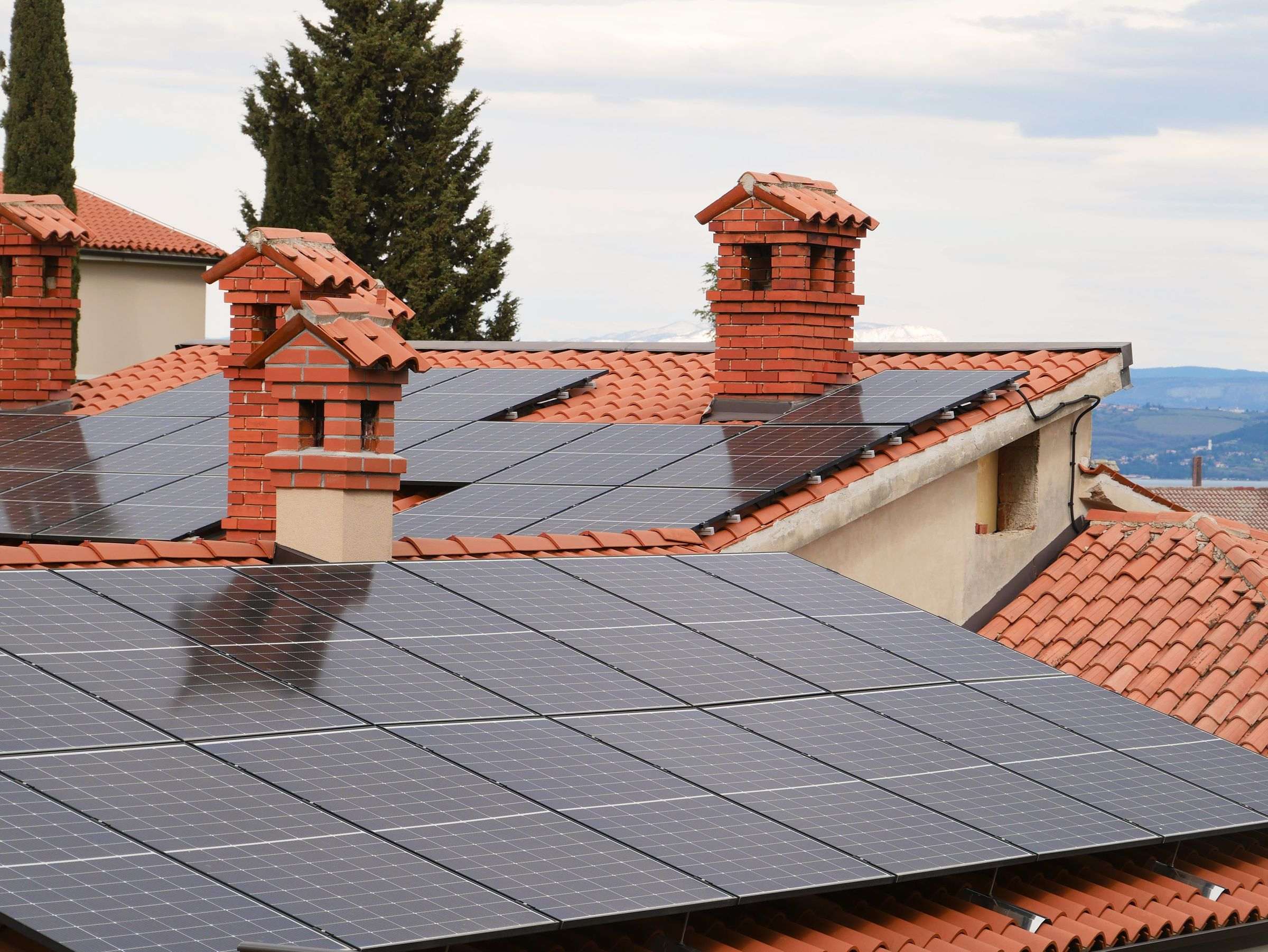 Prime à l'autoconsommation et tarif d'achat EDF OA : ce qui s'applique aujourd'hui Toiture équipée de panneaux photovoltaïques en autoconsommation