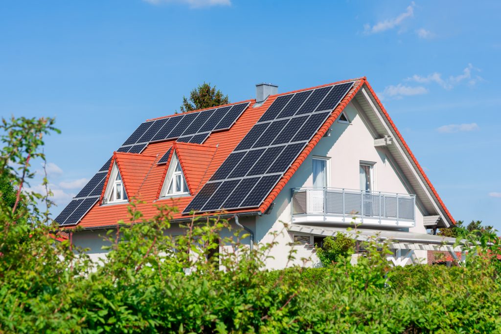 Des panneaux photovoltaïques équipent une maison dont les façades ont été isolées